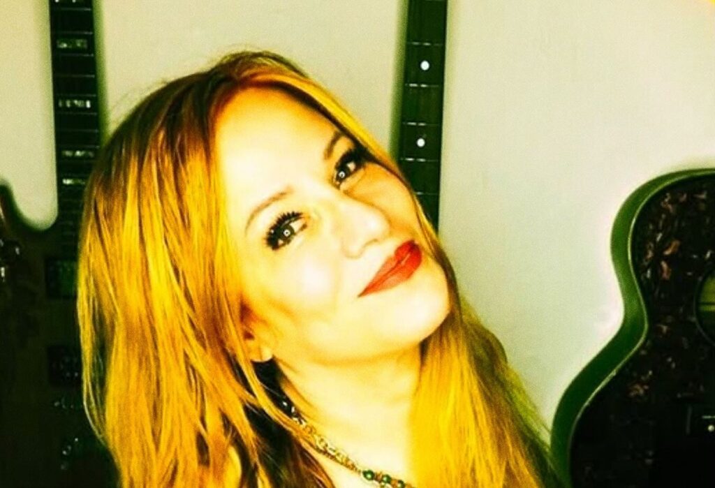 Morre Jennifer Finch, baixista da banda L7