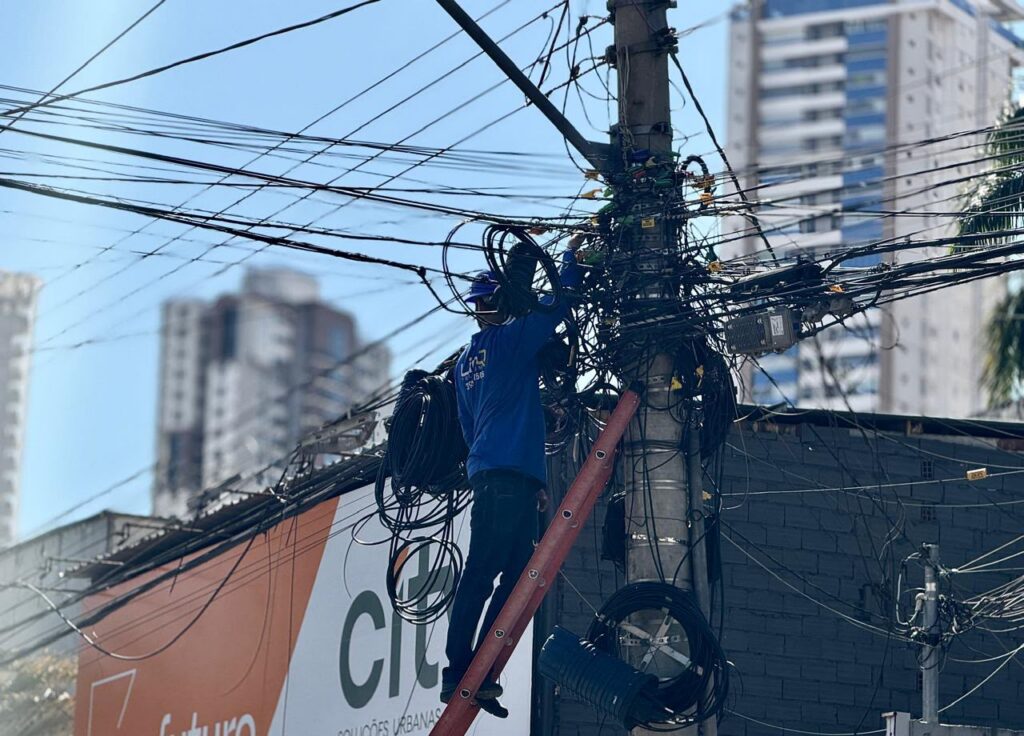 Prefeitura de Goiânia destina fios retirados de postes para reciclagem