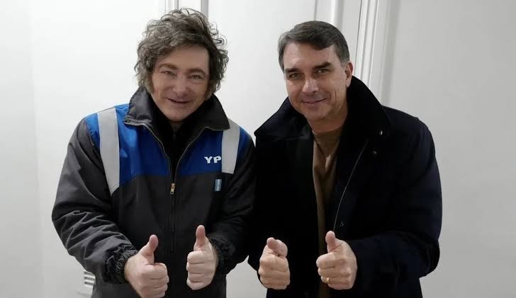 Javier Milei diz que virá ao Brasil para demonstrar apoio a Flávio Bolsonaro