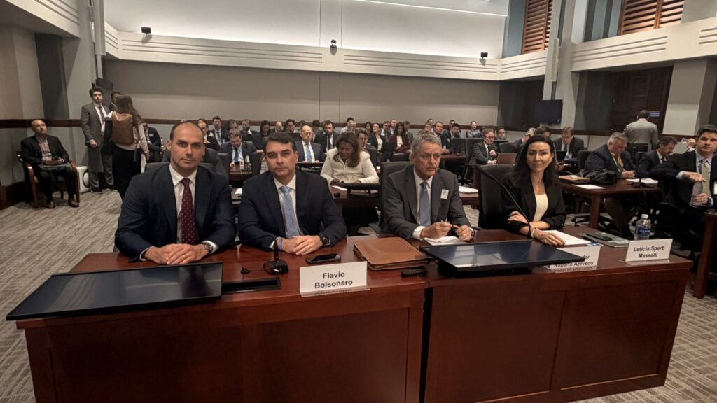 Flávio Bolsonaro pede aos EUA redução de tarifas e defende o PIX