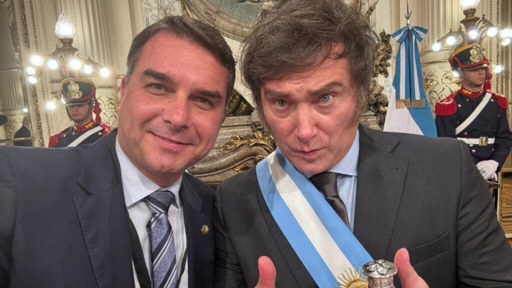 Lançamento de Flávio Bolsonaro pelo PL terá discurso de Milei e vídeo de Michelle