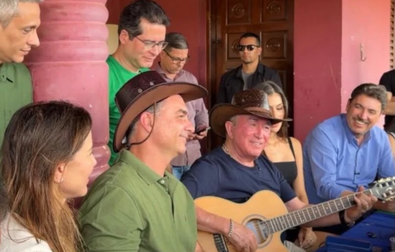 Flávio Bolsonaro reúne cúpula do PL em almoço com Amado Batista em Goiás