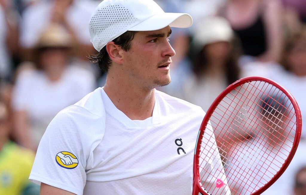 João Fonseca vence De Jong, dá o troco por derrota de 2025 e avança à 3ª rodada de Wimbledon