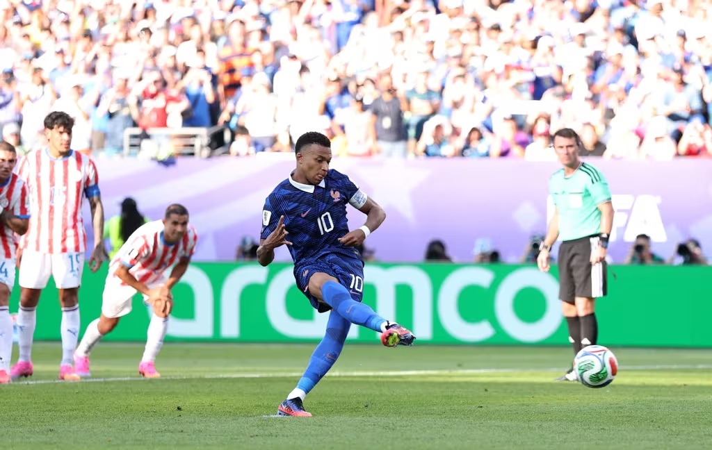 Com mais um gol de Mbappé, França vence o Paraguai e avança às quartas de final