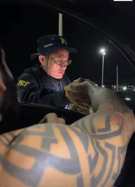 Gusttavo Lima é parado em blitz e parabeniza PRF: ‘Nem o Embaixador escapa, bb’