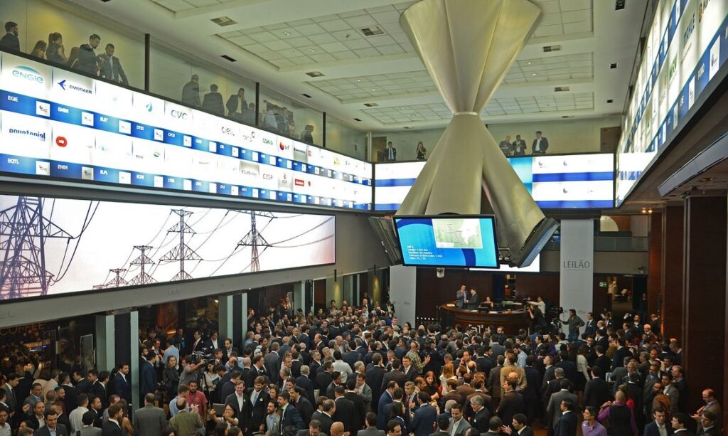 Ibovespa volta aos 174 mil pontos com aposta na Selic