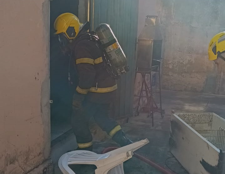 Corpo de Bombeiros combate incêndio em residência de Caldas Novas