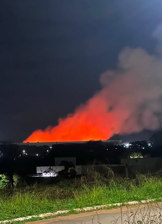Incêndio de grandes proporções chama atenção de moradores da Região Norte de Goiânia nesta quarta-feira (22/7)