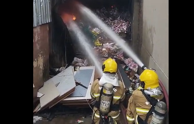 Incêndio de grandes proporções atinge depósito de madeira em Goiânia