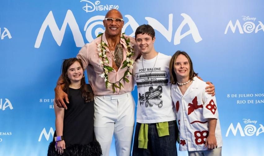 Após campanha nas redes, goiano João Vitor encontra The Rock em evento no RJ