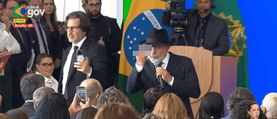 Lula mostra dedo do meio durante discurso no Palácio do Planalto: ‘Aqui para eles’