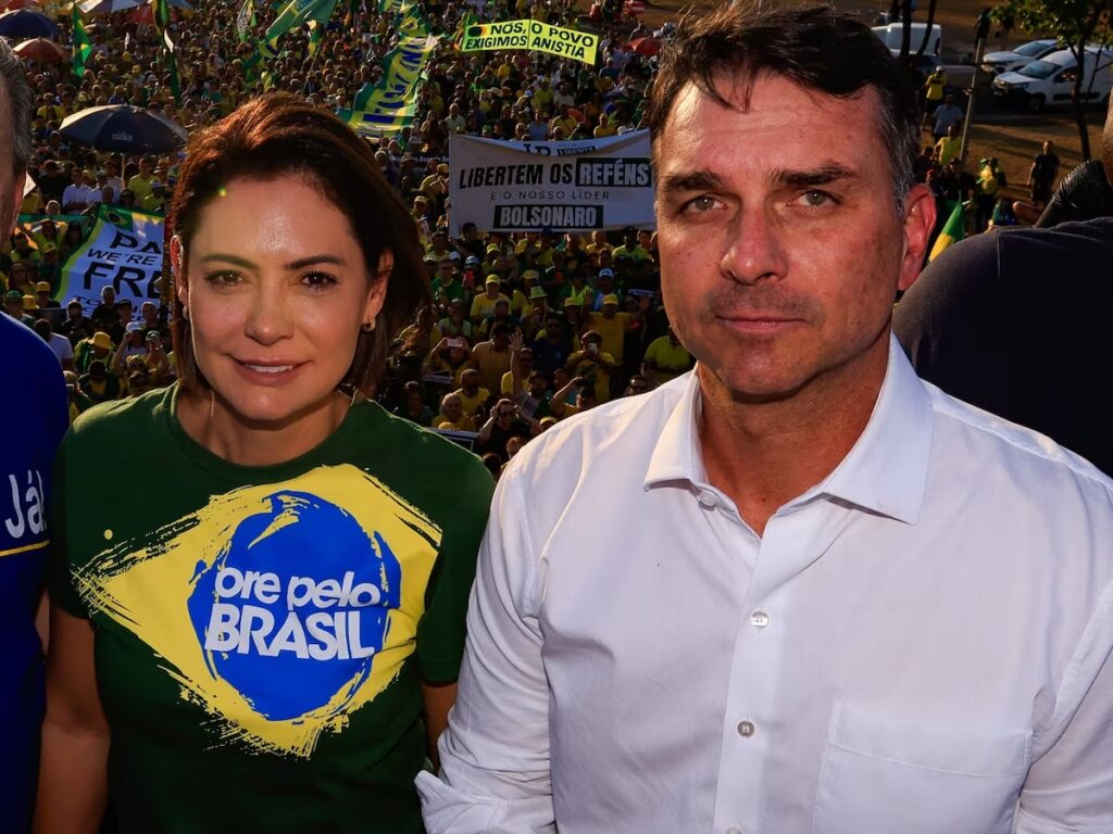 Flávio diz aguardar Michelle na campanha: ‘Esperando o tempo que ela achar que é o suficiente’
