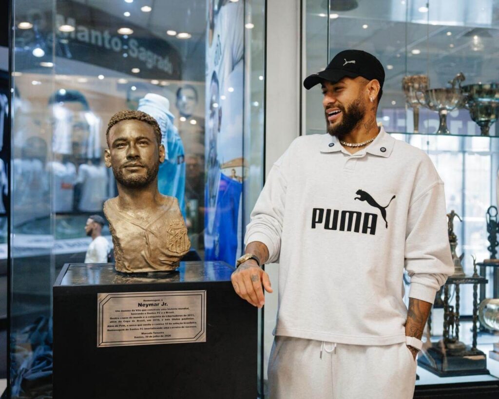 Neymar recebe busto e estátua do Santos em homenagem no Memorial das Conquistas
