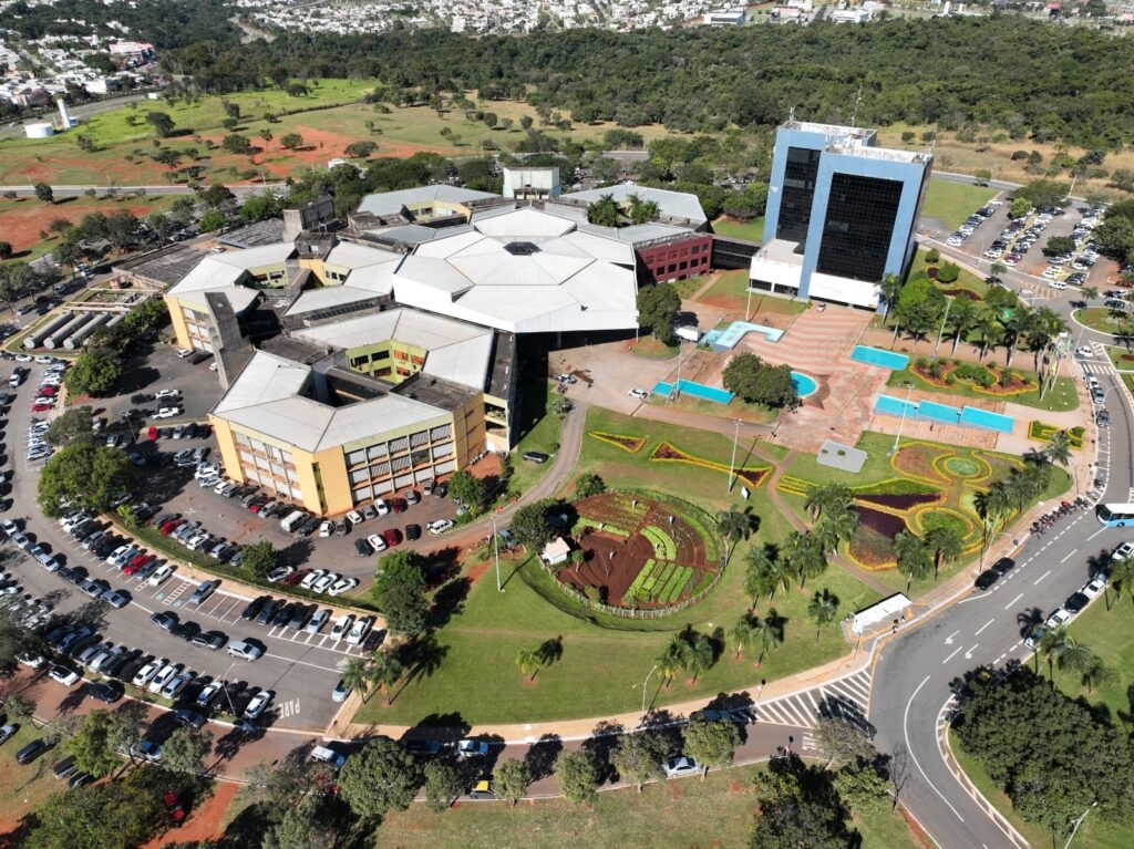 Mabel sanciona data-base de 4,26% para servidores de Goiânia com pagamento a partir deste mês