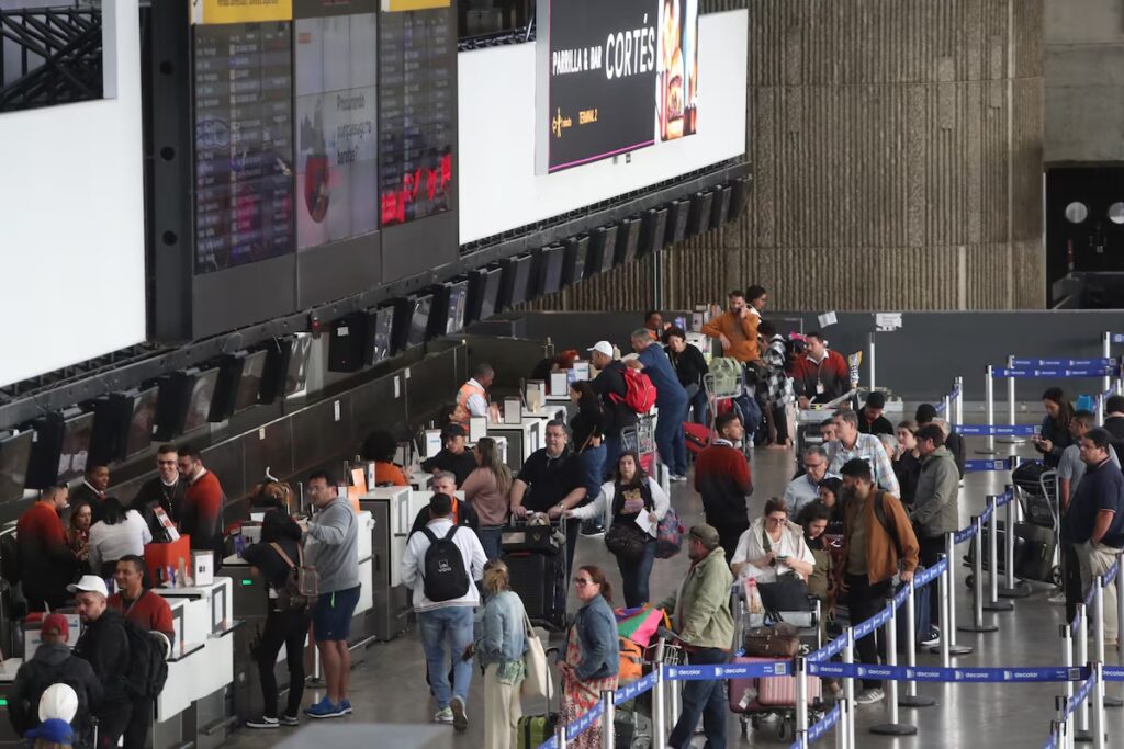 Mesmo com medidas para frear alta de preços, passagens aéreas encarecem 11,2%