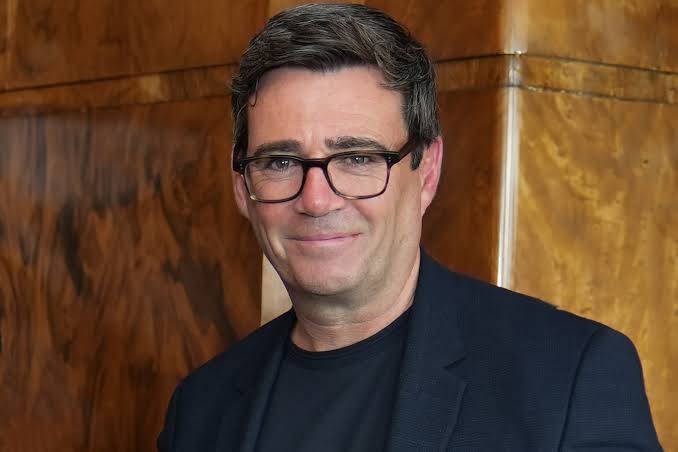 Andy Burnham assume como premiê britânico
