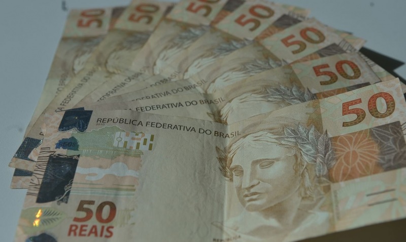 Taxas de juros sobem com alta do petróleo e redução de risco antes do fim de semana