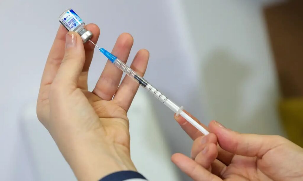 Vacina contra vírus sincicial respiratório em idosos reduz internações em 75%, aponta estudo