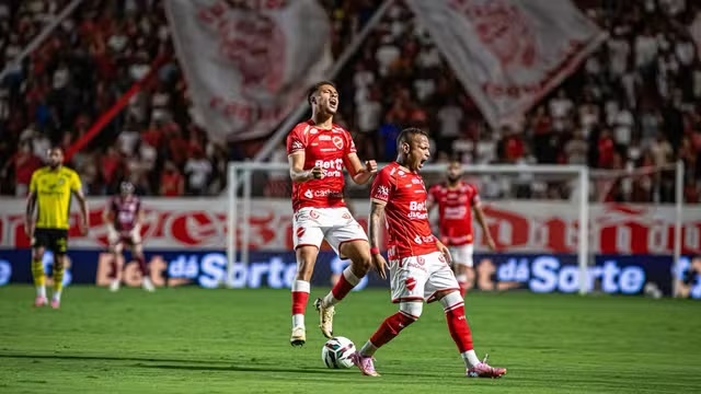 Com gols de Marquinhos Gabriel e Janderson, Vila Nova bate São Bernardo 