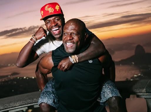 Terry Crews carrega Vini Jr. no Cristo Redentor; veja vídeo