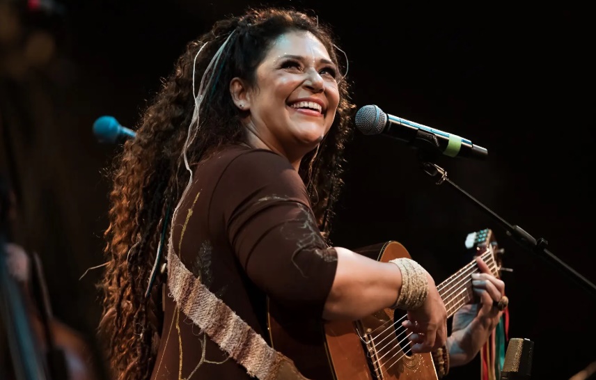 Pirenópolis retoma circulação do Dandô com show de Kátya Teixeira