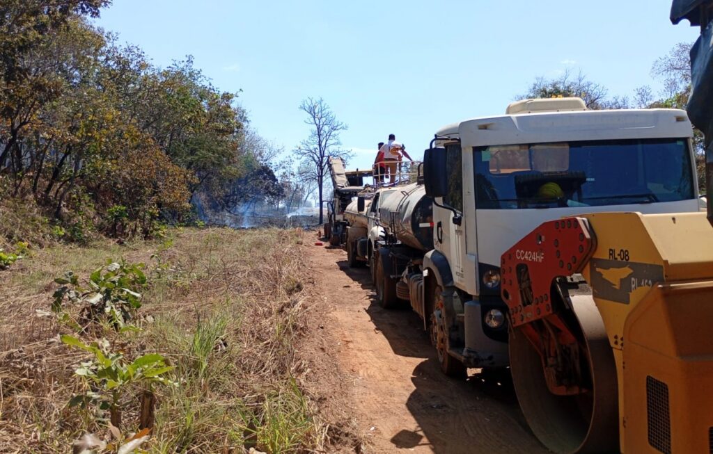 Incêndio atinge vegetação às margens da BR-153, em Uruaçu