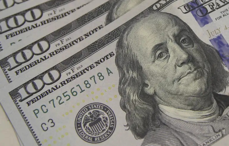 Dólar cai a R$ 5,10 com tom do Copom e alta do petróleo