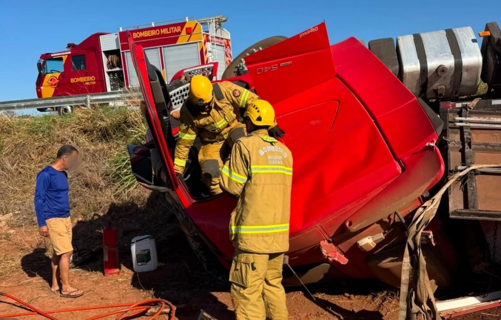 Motorista é resgatado das ferragens após tombamento de bitrem na GO-184, em Aporé