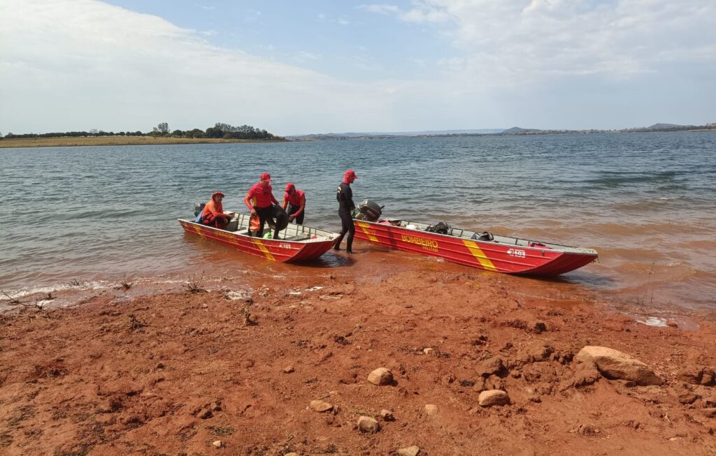 Bombeiros fazem buscas por desaparecidos após naufrágio no Rio Paranaíba
