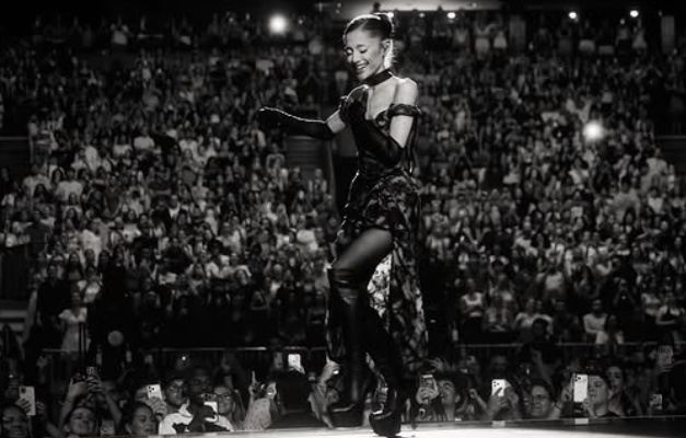 Ariana Grande revela lesão e diz que terá de abandonar salto alto em show: 'Me recuperando'
