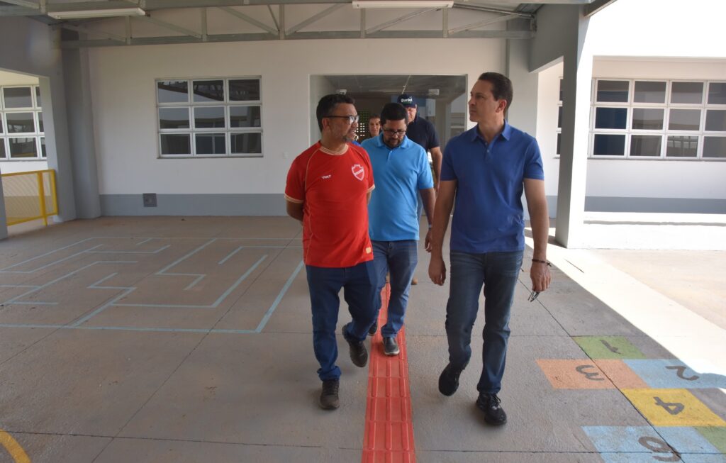 Leandro Vilela vistoria obras do CMEI Vila Romana em Aparecida