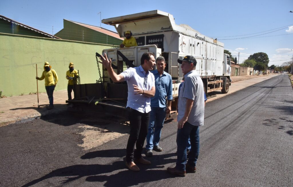 Leandro Vilela vistoria obras de recapeamento e pavimentação em Aparecida
