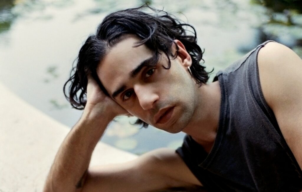 Sesc Centro encerra programação de agosto com show de Thiago Pethit