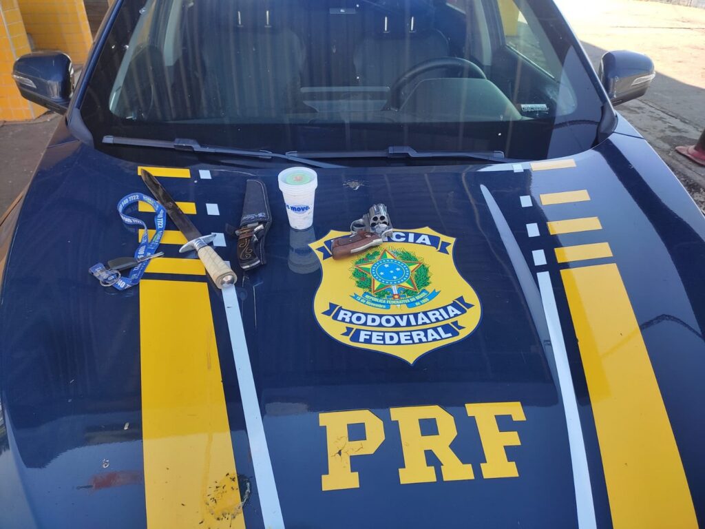 PRF apreende revólver e 15 munições em caminhão em Morrinhos