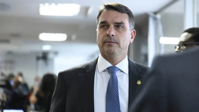 Campanha de Flávio Bolsonaro admite erro em currículo que citava pós-graduação na UFRJ