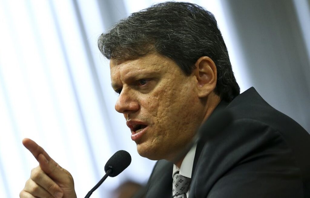 Republicanos oficializa candidatura de Tarcísio com apoio a Flávio, mas só em SP