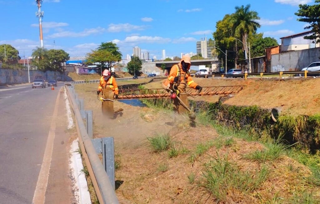 Comurg realiza limpeza preventiva em 14km do Córrego Botafogo em Goiânia