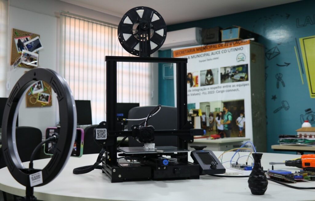 Programa Start leva robótica, programação e inteligência artificial a jovens de escolas municipais de Goiânia
