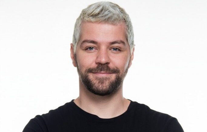 Humorista Victor Sarro apresenta espetáculo ‘O Rei da Quinta Série’ em Goiânia