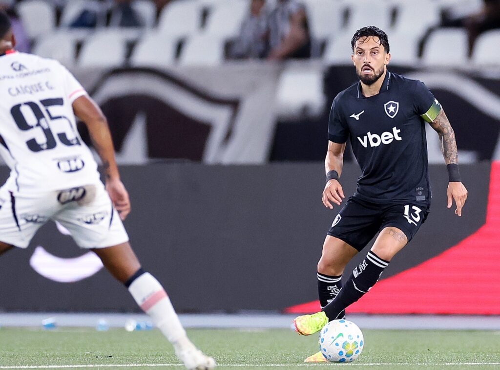 Botafogo anuncia a renovação do lateral Alex Telles