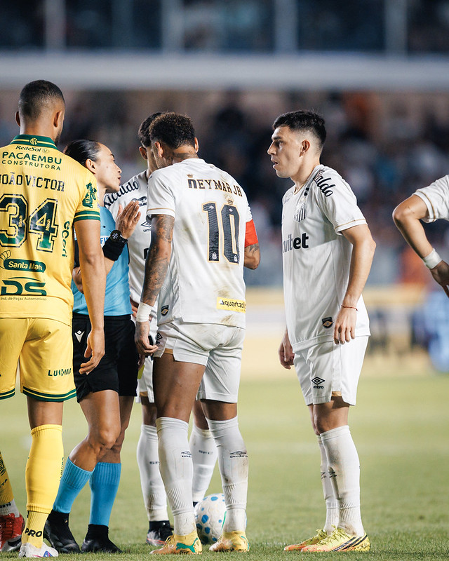 Santos é denunciado pelo STJD e pode pegar até 10 jogos de suspensão