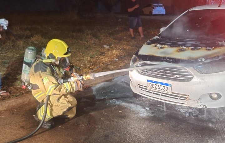 Veículo pega fogo no Residencial Caminho do Lago em Caldas Novas