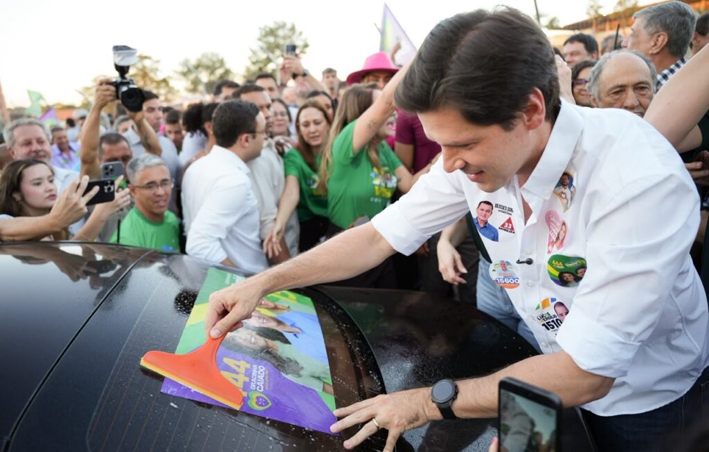 Daniel Vilela abre campanha com adesivaço no Serra Dourada