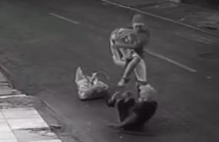 Idoso em situação de rua é hospitalizado após ser agredido com chutes e socos em Goiânia