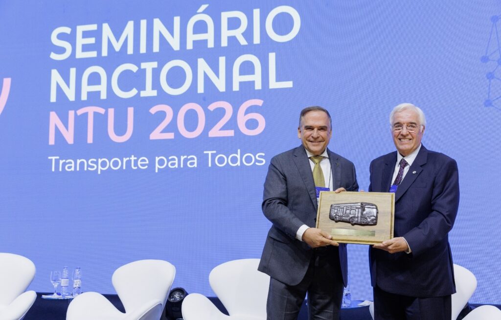 Mabel recebe homenagem pelo fortalecimento do transporte público de Goiânia