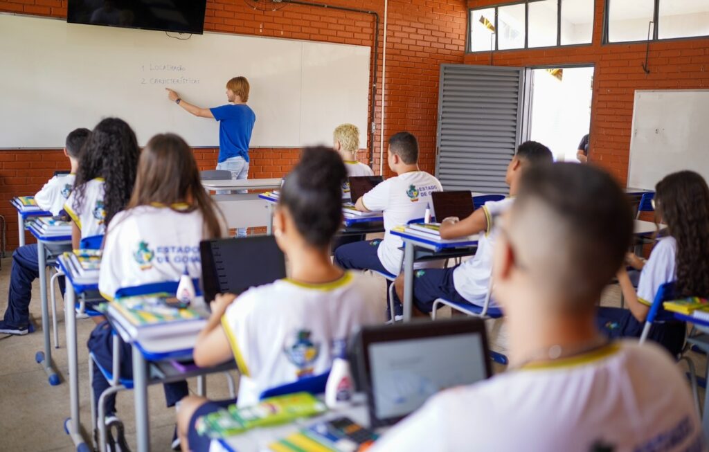 Professores da rede estadual recebem progressão na carreira em Goiás