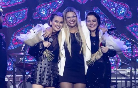 Klara Castanho posta foto de elenco no filme de Marília Mendonça