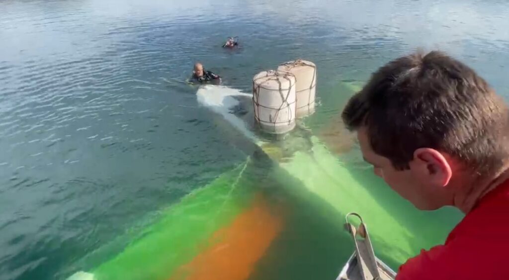 Bombeiros retiram aeronave que caiu no Lago Corumbá; veja vídeos