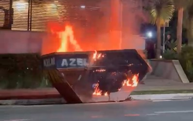 Bombeiros controlam incêndio em caçamba de entulhos na Avenida Portugal