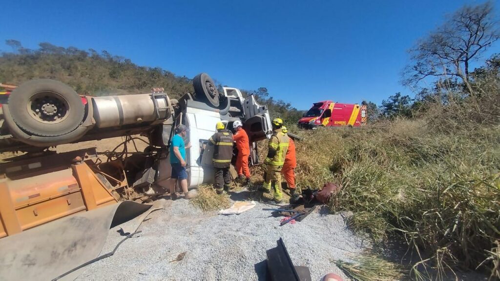 Caminhoneiro morre após bitrem sair da pista e capotar na GO-213